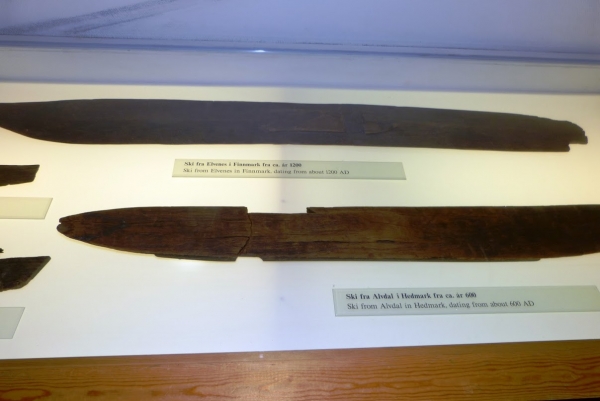 Zdjęcie z Norwegii - bardzo stare narty liczące 1400 lat!!!