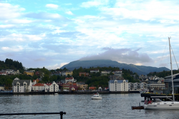 Zdjęcie z Norwegii - Kristiansund przed Północą; chmura wygląda jak dymiący wulkan:)