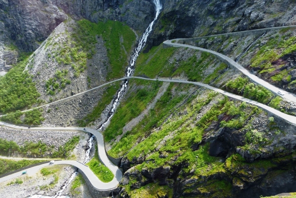 Zdjęcie z Norwegii - do pokonania mamy 11 serpentyn i ponad 800 metrów w górę! , yupi!!!! :)