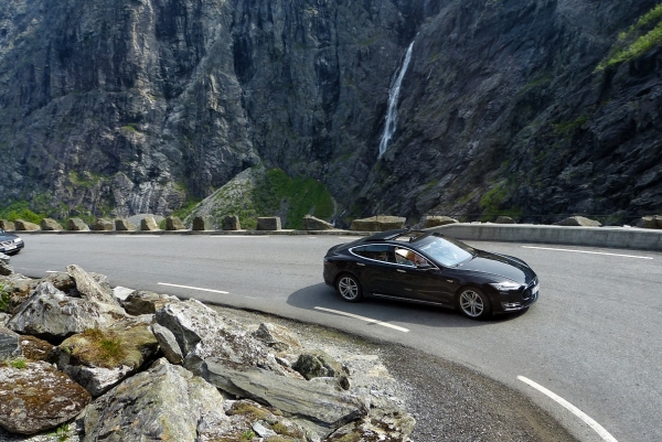 Zdjęcie z Norwegii - elektryczna tesla bezproblemowo sunie za nami
