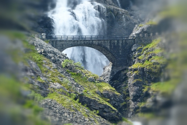 Zdjęcie z Norwegii - mostek nad wodospadem Stigfossen
