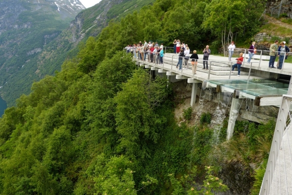 Zdjęcie z Norwegii - taras widokowy (Korsmyra) nad Geirangerfjord - z reguły jest mocno  zatłoczony