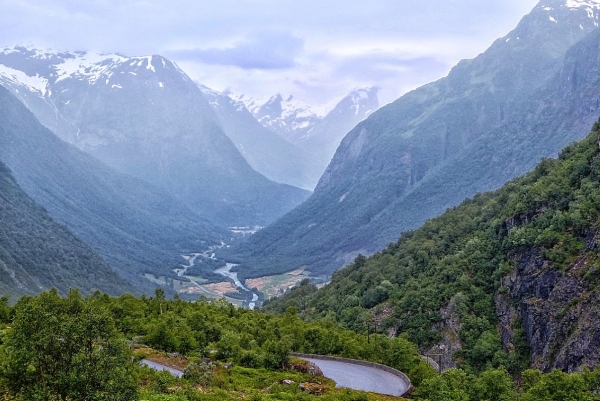 Zdjęcie z Norwegii - widok z okna pokoju hotelowego na cudną dolinę polodowcową Hjelledalen