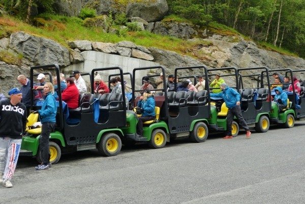Zdjęcie z Norwegii -  na lodowiec Jostedalsbreen - wiozą nas takimi trollcarami:)