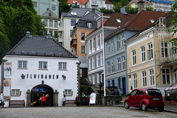 Zdjęcie z Norwegii - idziemy na stację kolejki, będziemy wjeżdżać na bergeńską "Gubałówkę"