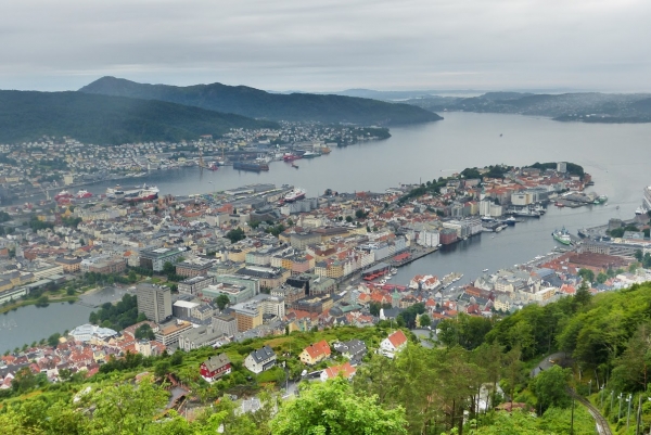 Zdjęcie z Norwegii - na wzgórzu Fløyen (400 m n.p.m) - takie widoki na Bergen