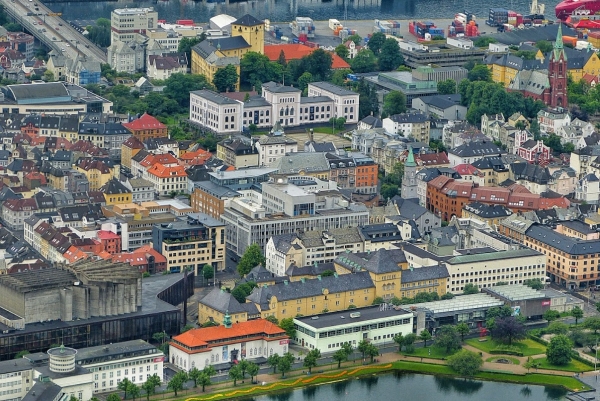 Zdjęcie z Norwegii - Bergen widziane z 400 metrowego  wzgórza Fløyen