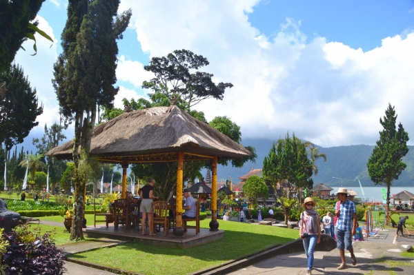 Zdjęcie z Indonezji - Przy swiatyni Pura Ulun Danu
