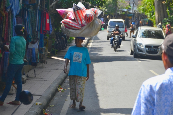 Zdjęcie z Indonezji - Ten to ma na glowie :)