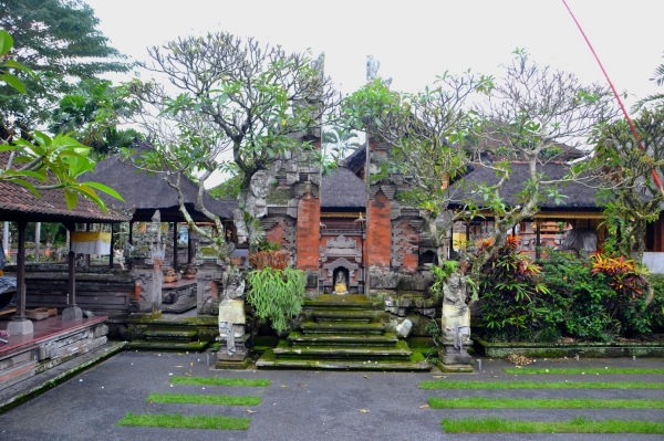 Zdjęcie z Indonezji - Jedna z wielu ubudzkich swiatyn