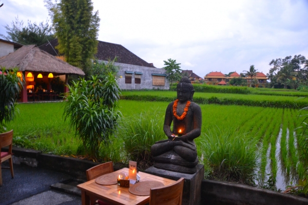 Zdjęcie z Indonezji - Jeszcze jedna piekna restauracja tuz przy polu ryzowym