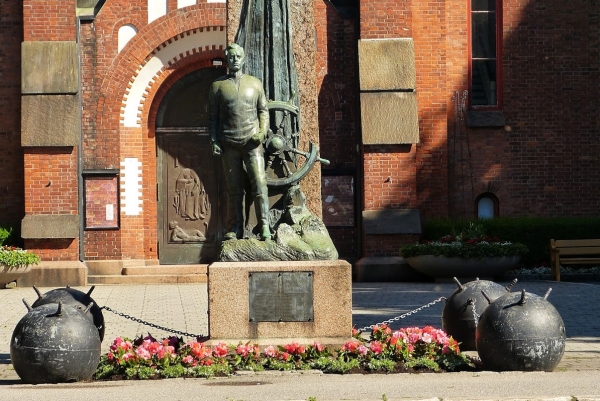 Zdjęcie z Norwegii - Pomnik marynarzy, którzy niestety wpłynęli na miny...