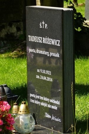 Zdjęcie z Polski - nagrobek Różewicza na cmentarzyku przy Vangu- był dla nas zaskoczeniem...