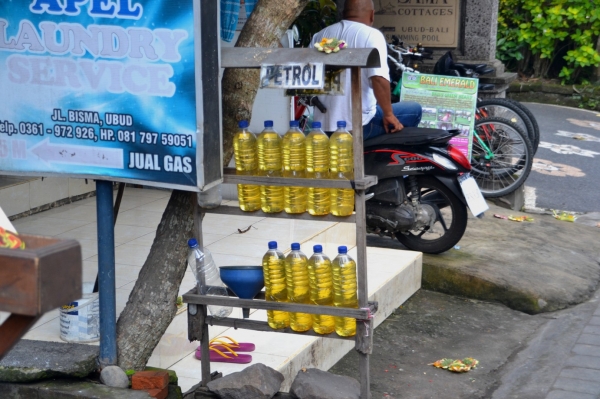 Zdjęcie z Indonezji - Stacja benzynowa :)