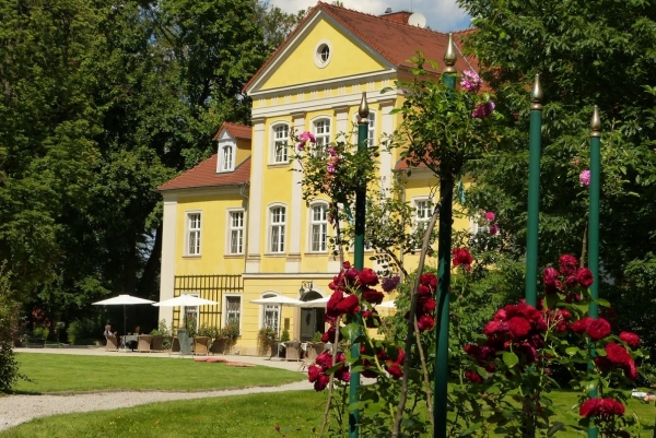 Zdjęcie z Polski - na terenie parku Pałacowego znajduje się drugi, mniejszy pałacyk