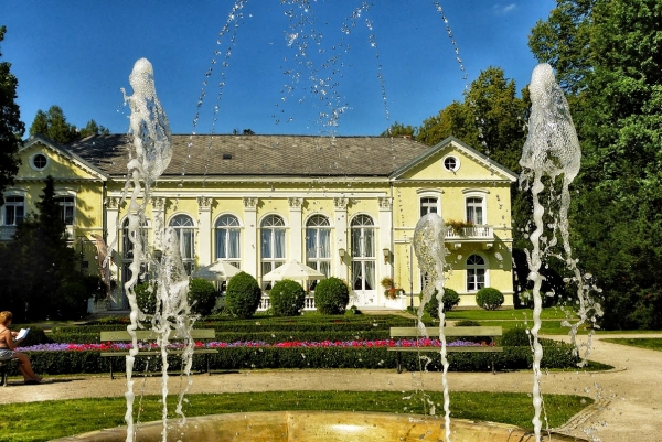 Zdjęcie z Polski - Kurthaus "Edward" - pawilon uzdrowiskowy w cieplickim Parku Zdrojowym