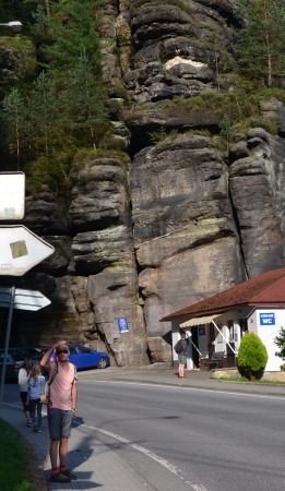 Zdjęcie z Czech - Całe Hrensko jest otoczone pięknymi skałkami
