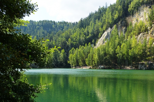 Zdjęcie z Czech - szmaragdowo-turkusowe  jeziorko w dawnej piaskowni