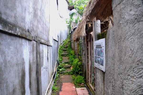 Zdjęcie z Indonezji - Ciasne przejscie z glownej ulicy Ubud