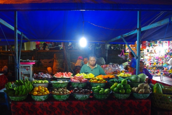 Zdjęcie z Indonezji - Nocny bazarek w Ubud