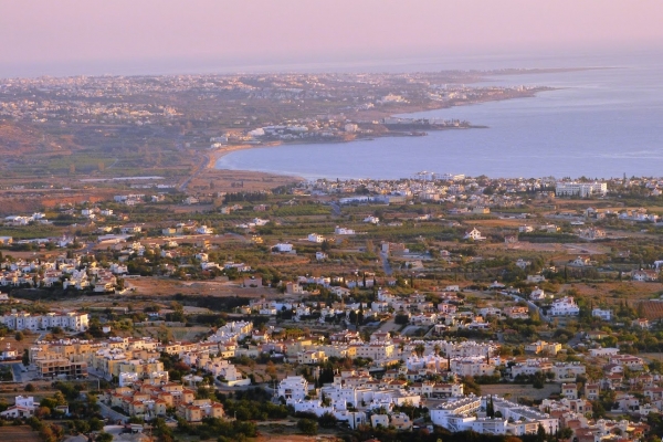 Zdjęcie z Cypru - wracamy do Pafos; przed nami panorama Nea Paphos o zachodzie słońca...