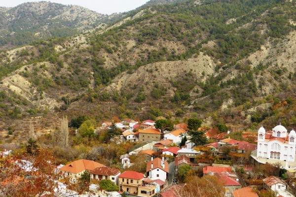 Zdjęcie z Cypru - wioseczka Pedhoulas położona wysoko w górach Troodos na wys 1100 m. npm