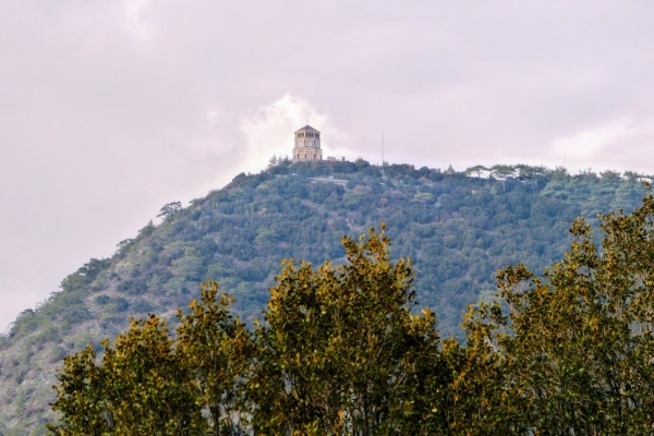 Zdjęcie z Cypru - Troodos, wzgórze Throni z grobowcem Makariosa