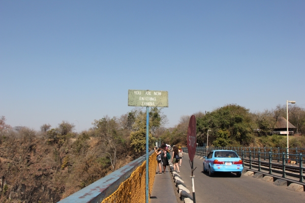 Zdjęcie z Namibii - granicaw  z Zambia w polowie mostu