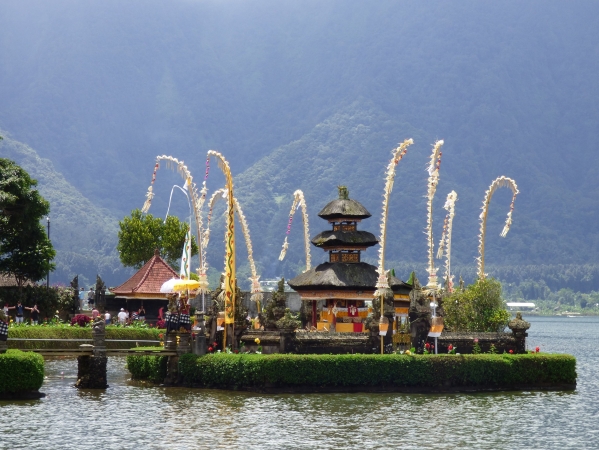 Zdjęcie z Indonezji - Wyspa Bali - świątynia na jeziorze Pura Ulun Danu Bratan