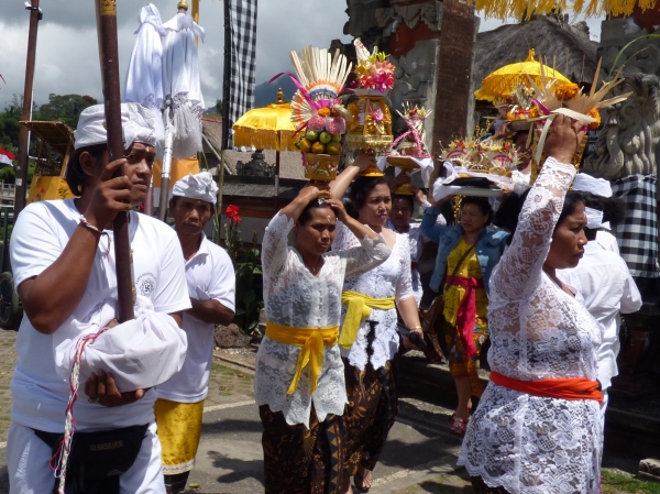 Zdjęcie z Indonezji - Wyspa Bali - uroczystości w świątyni Pura Ulun Danu Bratan