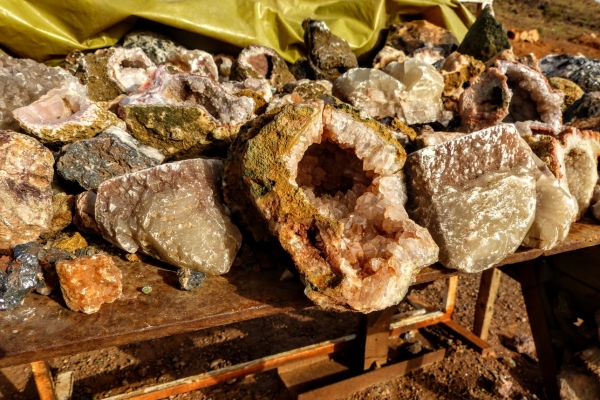 Zdjęcie z Maroka - fajna pamiątka z Maroka- rozłupane geody, druzy i sekrecje