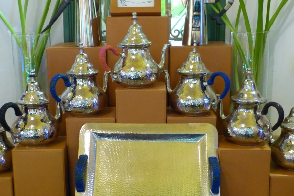 Zdjęcie z Maroka - piękny czajniczkowy zestaw za 25,000 mad w ogrodowym sklepie