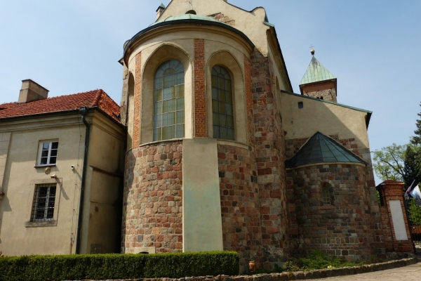 Zdjęcie z Polski - widok na kościół "od tyłu"