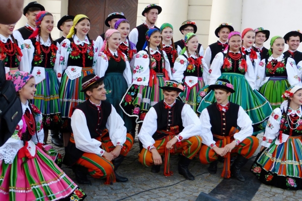 Zdjęcie z Polski - łowiczanki i łowiczanie w tradycyjnych strojach ludowych