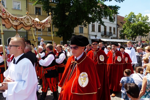 Zdjęcie z Polski - idzie też jakieś barwne tajemnicze bractwo... 