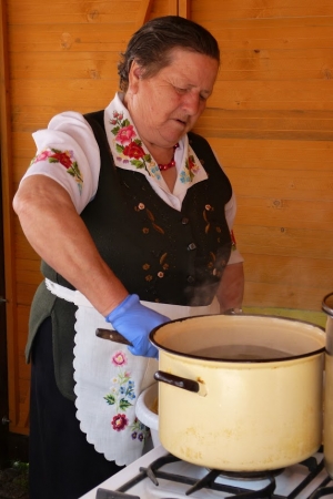 Zdjęcie z Polski - Pani łowiczanka gniecie i na bieżąco gotuje słynne łowickie klusecki - rwoki, 