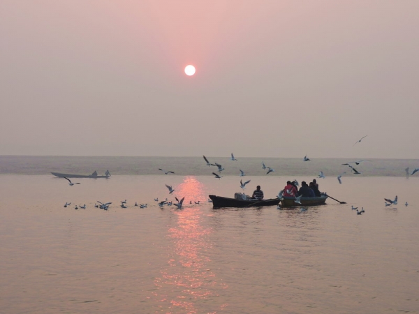 Zdjęcie z Indii - Waranasi - świt nad Gangesem.