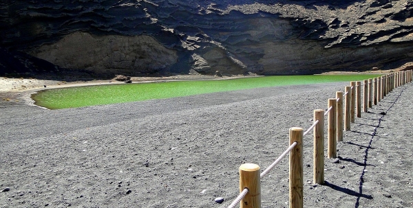 Zdjęcie z Hiszpanii - Zielone jeziorko widziane z plaży.