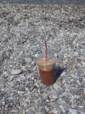 Zdjęcie z Grecji - Nie ma to jak zimne Frappe na greckiej plaży.