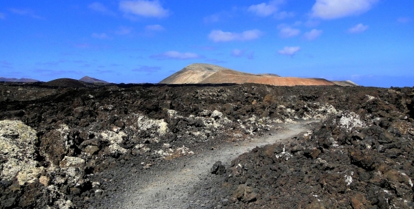Zdjęcie z Hiszpanii - Droga przez pola lawowe do wulkanu Caldera Blanca.