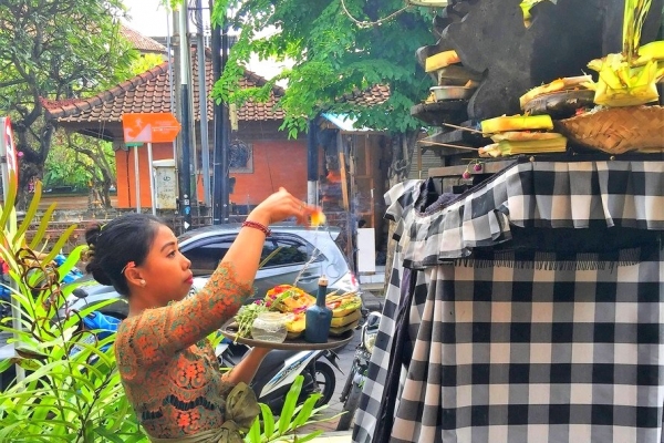 Zdjęcie z Indonezji - skladanie ofiar