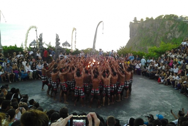 Zdjęcie z Indonezji - Taniec kecak przed swiatynia w Uluwatu