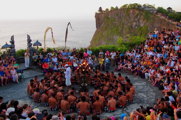 Zdjęcie z Indonezji - Taniec kecak przed swiatynia w Uluwatu