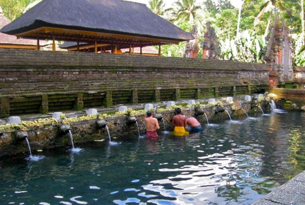 Zdjęcie z Indonezji - swiatynia wodna Tirta Empul
