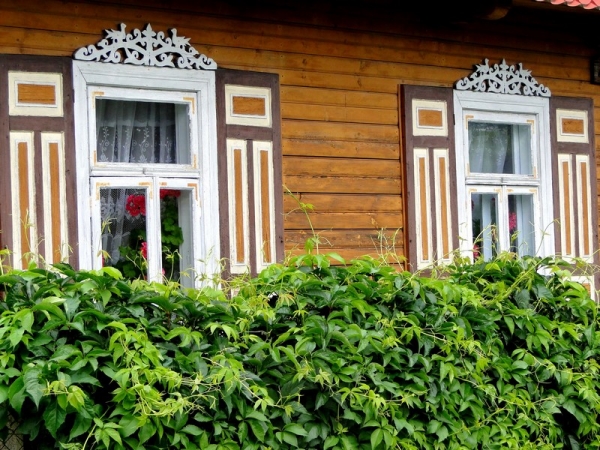 Zdjęcie z Polski - Soce. Zdobienia okien podlaskiej chaty.