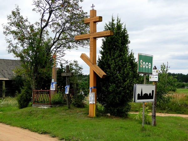 Zdjęcie z Polski - Soce. Krzyże na skraju wsi.