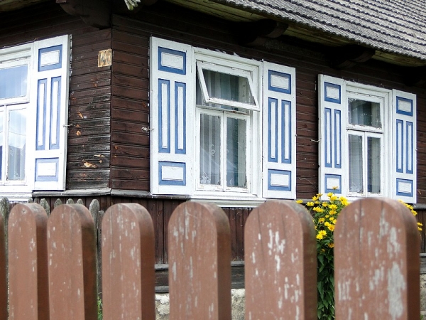 Zdjęcie z Polski - Trześcianka. Okiennice podlaskiej chaty.