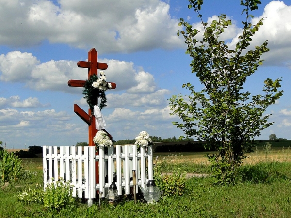 Zdjęcie z Polski - Przydrożny krzyż - z tych nieco nowszych.