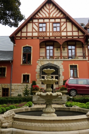 Zdjęcie z Polski - "Pałac Margot" w nowej szacie i "Charlottenheim" w drugim życiu