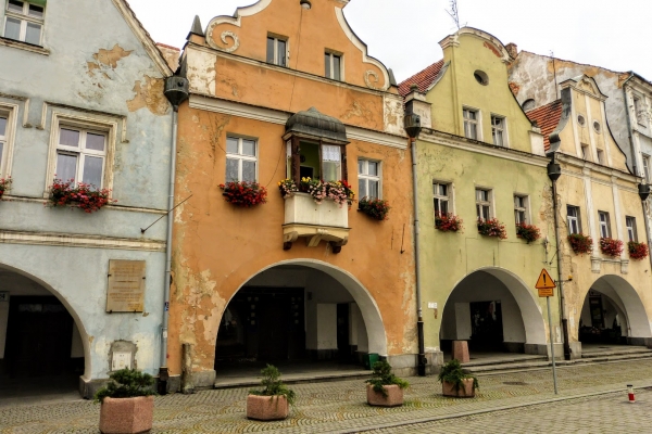Zdjęcie z Polski - piękne, choć nieco zaniedbane jaworskie kamieniczki z podcieniami